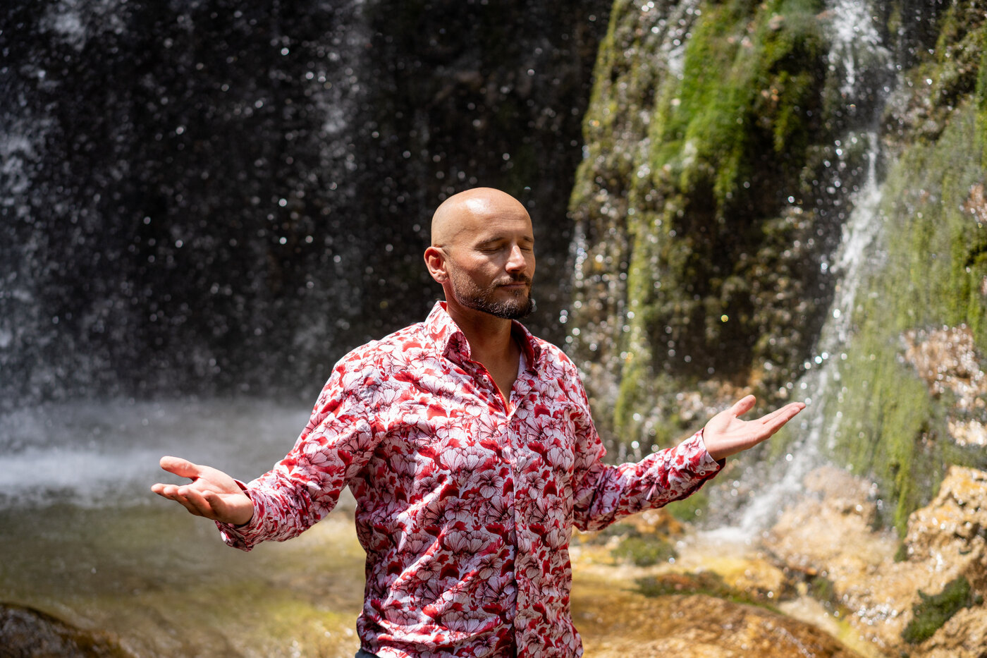 Michael Schmidinger vor einem Wasserfall
