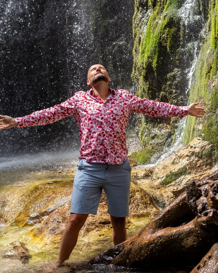 Michael Schmidinger mit geöffneten Armen am Wasserfall