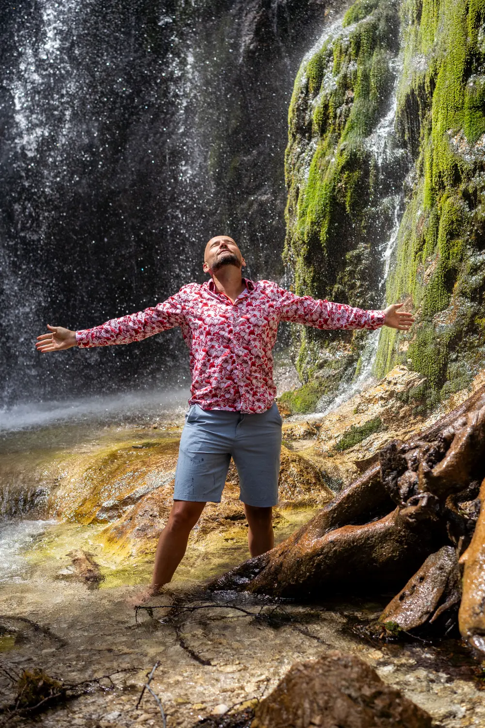 Michael Schmidinger mit geöffneten Armen am Wasserfall