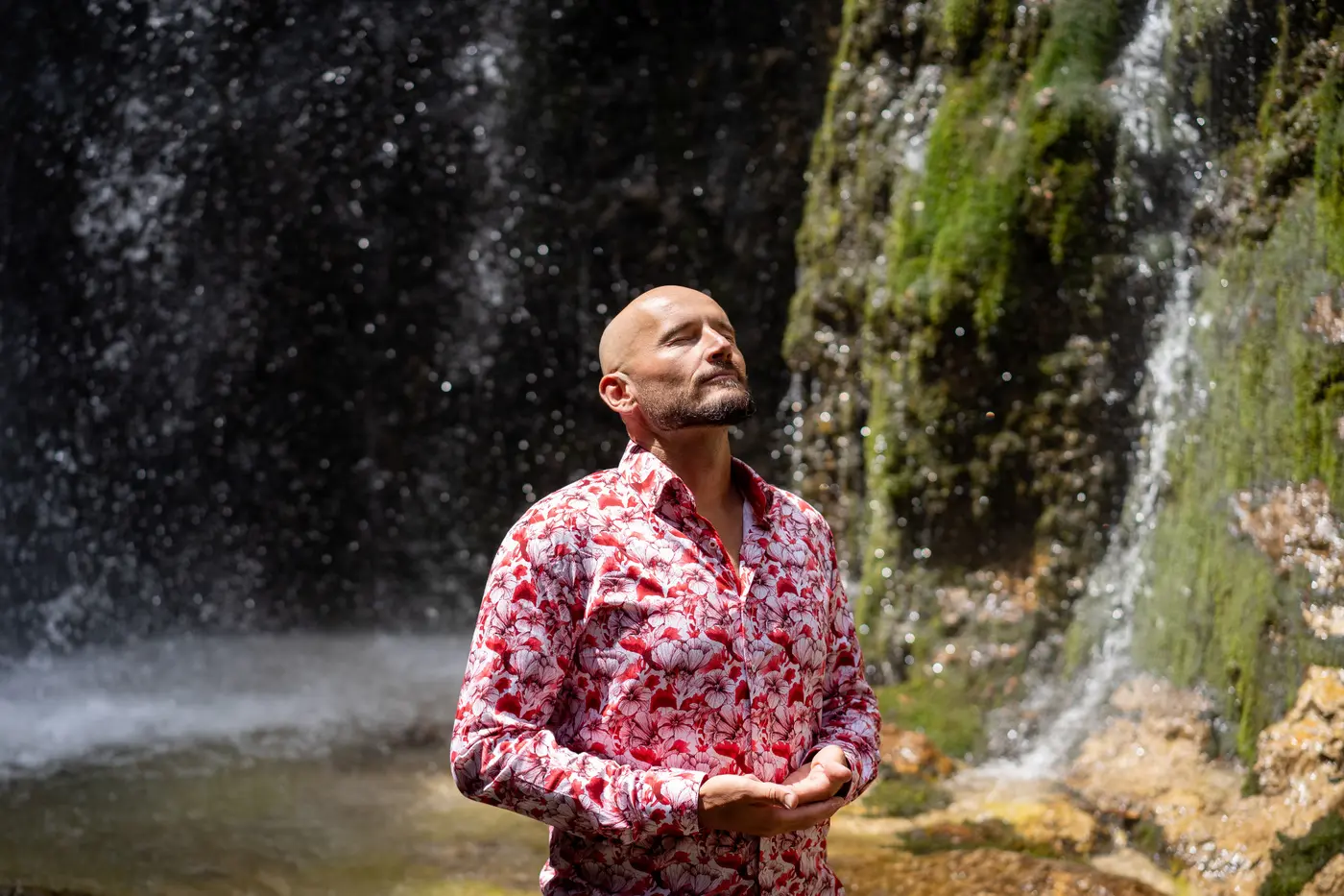 Michael Schmidinger in Ruhe am Wasserfall